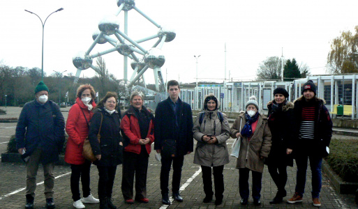 3.12.2021 Tretí deň návštevy v Bruseli - Atómium. 3.12.2021 Tretí deň návštevy v Bruseli na pozvanie pána europoslanca Roberta Hajšela. Mali sme voľný program a vďaka Aďovi Lakotovi, ktorý nám robil sprievodcu, sme navštívili Atómium. Najprv sme sa odviezli metrom a potom sme mali nádherné výhľady a zážitky. Je to futuristicky pôsobiaca stavba, pozostáva z deviatich gúľ a tyčiek, ktoré ich vzájomne prepájajú. Tie sú v skutočnosti zväčšeninou základnej zložky železa. Atómium postavili v roku 1958 a jeho autorom je André Waterkeyn. Vysoké je vyše sto metrov a svojou mohutnosťou nám má stále pripomínať, ako je pre nás veda dôležitá. Jednotlivé gule pozostávajú z dvoch poschodí a v tyčkách sa nachádzajú eskalátory, ktoré prepájajú všetky jeho súčasti. Vozili sme sa po elevátoroch a sprevádzali nás úžasné svetelné efekty. V blízkosti Atómia sa nachádza ďalšia dôležitá atrakcia v podobe Mini Európy. V tomto zábavnom parku nájdete zmenšeniny zaujímavých budov z celého starého kontinentu. Slovensko má jedného zástupcu v podobe bratislavského Modrého kostolíka. Zase sme mali nezabudnuteľný deň a odniesli sme si krásne spomienky domov. Vďaka Robo za možnosť spoznať toto zaujímavé mesto, vidieť tvoju prácu europoslanca, že tak úspešne reprezentuješ slovenských občanov v EÚ. Držíme palce, aby sa ti aj naďalej tak dobre darilo v práci a hlavne v zdraví.