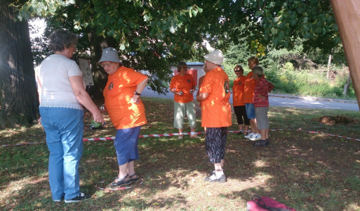 28.8.2018 Petang. 28.8. 2018 sme mali 1. oficiálny tréning našej ZO JDS v petangu. Spracovali sme návrh loga na naše reprezentačné tričká oranžovej farby, lebo je to optimistická farba, ktorá nám dodá energiu, radosť, humor) Upratali sme si priestor pri futbalovom ihrisku, natiahli pásku ohraničijúcu ihrisko a na slávnostné otvorenie prišiel aj pán starosta Neuschl s manželkou. Nielen, že nám darovali petangovú súpravu, ale aj si s nami zatrénovali. Vôbec nám nevadilo, že sme začiatočníci, veď hlavná bola radosť z hry a pohybu pre dobré zdravie. Využili sme túto príležitosť, aby sme odovzdali darček pánu starostovi a manželke pri ich okrúhlom výročí. Venovali sme im tričká ako budúcim členom JDS. Nakoniec sme im zaželali hlavne veľa zdravia, radosti, spokojnosti a úspechov v osobnom i pracovnom živote. Nakoniec sme si oddýchli pri kávičke a pán starosta nám premietal video z rezbárskeho dňa a vystúpenia Kandráčovcov.