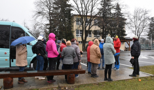 11.3.2023 Prehliadka Košece a Bojnice. 11.3.2023 Prehliadka Košece a Bojnice. Záverečný deň sme mali v pláne prehliadku obce Košeca https://www.koseca.sk/  s výkladom pána starostu Radka Brtáňa. Museli sme ju však skrátiť, lebo počasie nám neprialo, snežilo už od noci a ešte riadne fúkalo. Tak sme mali len zastávku pri amfiteáter, ktorý bol vybudovaný v roku 2022. Taktiež sme nemohli navštíviť pútnické miesto Butkov https://krizbutkov.sk/ , ale je to dôvod, aby sme sa sem znova vrátili. Na záver ešte jedno VEĽKÉ POĎAKOVANIE starostovi Radkovi Brtáňovi, seniorom, Adriánovi Gazdíkovi z akadémie OSA za fantastické príjemné chvíle strávené s vami, za starostlivosť, pohostinnosť, dobrú náladu a určite sa tešíme na ďalšie stretnutia s vami. Potom sme sa už vydali na cestu domov cez Bojnice, kde sme si zámok len odfotili, dali si výborný obed a pohodlne sme sa viezli s naším výborným pánom šoférom Jankom Kukom. Sme radi, že Miška a Franz z penziónu Vindšachta nám vychádzajú v ústrety, čo sa týka dopravy a pánovi starostovi Stankovi Neuschlovi ďakujeme za financie na autobus.  Už si teraz želáme len veľa zdravia, aby sme mohli mať čo najviac takýchto výborných akcií.