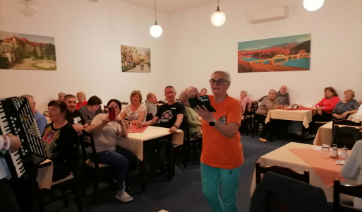 26.3.2025 Večer s harmonikou v Piešťanoch. 26.3.2025 Večer s harmonikou v Piešťanoch. Tento večer sa niesol v réžii harmonikára Petra, kde sme si od srdca zaspievali čo nám hrdlo ráčilo. Pesničky na želanie, z rôznych regiónov, nikto sa neulieval. Dominik sa nezaprel, že je spevák, a tak nás pekne viedol. Potom sa zábava rozbehla v novej sile v podaní vtipov a scénok Anky, Milanka a Editky. Svalovicu bránice sme mali už večer, toľko sme sa nasmiali. Účastníci zájazdu boli od Moravy (z Mikulova) cez Bratislavu, Liptov až po Poprad. Dostali sme fantastickú pochvalu z Bratislavy, že za celé roky nestretli na zájazdoch takú perfektnú, skvelú a zábavnú partiu. Ďakujeme za uznanie, veľmi nás to teší.
