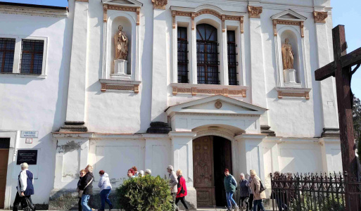 27.3.2025 Hlohovec. 27.3.2025 Hlohovec. V rámci relaxačného zájazdu v penzióne Alegro sme navštívili mesto Hlohovec. Najprv sme sa navštívili Vlastivedné múzeum, v ktorom bol zaujímavý hodinový stroj, Banskoštiavnická Kalvária vo fľaši. Tiež portréty Márie Terézie, Sv. Františka z Assisi a Sv. Lucie. Potom sme prišli na Hlohovecký zámok, zoznámili sme sa empírovým divadlom (ktoré stále funguje). Je to najstaršia divadelná pamiatka na Slovensku a jediné Empírové divadle v strednej Európe.  V parku je busta Ludwiga van Beethovena, ktorý sa liečil v Piešťanských kúpeľoch a zámok navštívil aj cisár František II. Škoda, že zámok aj divadlo boli akurát uzavreté, ale môžete si to pozrieť v nasledovnom príspevku. https://www.youtube.com/watch?v=t4u3VS6dy5Y .