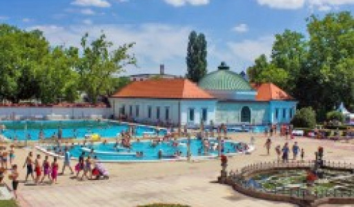 29.5.2025 EGER. 29.5.2025 EGER. Náš štvrtý zájazd v roku 2025 smeroval do kúpeľného mesta EGER a zabezpečil nám ho majiteľ Park Hotela v Hokovciach – pán Štefan Píri, za čo sme vďační, lebo sme sa mali fantasticky. Naším hlavným cieľom bolo spoznať a užiť si atraktívne termálne a hlavne liečivé kúpele zamerané na pohybový aparát, reumu a neurologické problémy. Kúpalisko bolo založené v roku 1932. Dokopy tu nájdete 13 bazénov, 3 z nich sú kryté a majú celoročnú prevádzku. Dostupné sú dva druhy termálnej vody v rôznej teplote. Zaujímavosťou bol aj radónový, či kamienkový bazén, rôzne relaxačné a oddychové bazény a špecialita – jama s jazierkom a unikátnymi chrličmi vody. Bývali sme v krásnom a výborne vybavenom hoteli, z ktorého sme mali priamo prístup na kúpalisko. V areáli kúpaliska rastie úžasný, viac ako 250 rokov starý platan, ktorý vyhral strom roka a získal aj titul európsky strom roka. Počasie nás najprv privítalo dáždikom, ale bola to len chvíľa, a tak popoludňajšie kúpanie nebolo vôbec ohrozené, užili sme si ho naplno až do večera. Potom nás čakala výborná a bohatá večera formou švédskych stolov aj so širokou ponukou chutných zákuskov. Večer sme si dali ešte malú prechádzku, aby nám lepšie vytrávilo.