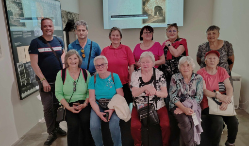 30.5.2025 EGER – pokračovanie. 30.5.2025 EGER – pokračovanie. Druhý deň zájazdu v EGERi mal voľnejší program a seniori si mohli vybrať medzi celodenným, či čiastočným kúpaním alebo navštíviť hrad, mesto, iné pamiatky, jednoducho, čo ho najviac lákalo. Výstavba egerského hradu začala už v 13. storočí, počas husitských vojen bol ďalej opevňovaný. V súčasnej dobe ide o jednu z turisticky najobľúbenejších pamiatok Maďarska, okrem potuliek po masívnych hradbách môžete preskúmať aj rozsiahly podzemný pevnostný systém alebo si prezrieť obrazy talianskych či holandských majstrov. Zhora bol krásny výhľad na mesto a okolie. Navštívili sme aj Dom Gézu Gárdonyiho, ktorý je v blízkosti hradu. Mohli sme obdivovať vyrezávaný stôl, kde sa okrem mnohých iných kníh zrodil aj svetoznámy román Jágerské hviezdy. Géza Gárdonyi žil v tomto dome v rokoch 1897 až 1922. Iná skupinka navštívila minaret s 97 schodmi v úzkej vežičke, takže pre klaustrofobikov je to problém. Odvážlivci boli odmenení zaujímavým výhľadom. Historické mesto skrýva mnohé zaujímavosti, a tak sme si mali z čoho vyberať. Mali sme krásny zážitok, blahodarný úžitok z liečivej vody a ešte k tomu v spoločnosti našich priateľov zo Slovenskej Ľupče a Sklených Teplíc. Už sa len tešiť na nové výzvy a nové výlety.