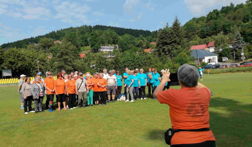 11.6.2025 Okresné športové hry seniorov. <p>
	11.6.2025 Okresné športové hry seniorov. V tento deň za príjemného, nie horúceho počasia sa stretli seniori v okrese Banská Štiavnica, aby si dobre zasúťažili, precvičili telo a zažili príjemný deň. Na ihrisku v Štiavnických Baniach nás privítal pán starosta, Stanislav Neuschl, ktorý sa nám venoval celý deň, pomáhal pri organizácii, robil zapisovateľa i rozhodcu. Po zložení sľubov za športovcov a rozhodcov sa začali súťaže v týchto disciplínach: Beh na 50 a 60 m, hod granátom na cieľ, kop do bránky, šípky, hod basketbalovou loptou na kôš. Seniori sú zanietení športovci, bojovali s plným nasadením a odmenou im boli výborné výsledky. V mnohých prípadoch rozhodovali až viaceré rozstrely na určenie víťaza. Naše šikovné cukrárky nám opäť pripravili výborné sladké i slané dobroty, čo nám dodalo dostatok energie. Ďalšia skupinka ochotne pomáhala pripraviť kávu, osviežujúce nápoje, či bazovú limonádu. Niektorí zase pomáhali s prezenčkou, rozdávali lístky na obed i občerstvenie. Veľkou pomocou boli aj seniori z MsO BŠ, ktorí tiež zapisovali výsledky a hlavne krásne vypísali mená víťazov na diplomy.</p>
<p>
	OKRESNÉ ŠPORTOVÉ HRY SENIOROV 11.6.2025<br />
	                  Zlato Striebro Bronz Spolu<br />
	Š. Bane       15       13         14     42<br />
	B.Štiavnica    4         6           5     15</p>
<p>
	VĎAKA VŠETKÝM ŠPORTOVCOM ZA SNAHU a VÍŤAZOM GRATULUJEME K VYNIKAJÚCIM ÚSPECHOM. Po obede (výborná fazulovica z penziónu Vindšachta) nastala slávnostná chvíľa odovzdávania diplomov a cien. NAŠA VĎAKA PATRÍ VŠETKÝM ÚČASTNÍKOM, KTORÍ ZABEZPEČILI CELÚ AKCIU, ABY SME MALI KRÁSNY AKTÍVNY DEŇ. BOLI STE SKVELÍ. VEĽMI SI VÁŽIME VAŠU POMOC A TEŠÍME SA NA ĎALŠIE AKCIE.</p>
