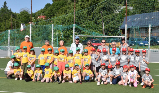 13.6.2025 Športový duel predškolákov. 13.6.2025 Športový duel predškolákov. Opäť sme zorganizovali športové hry pre predškolákov z MŠ 1. Mája z B. Štiavnice a predškolákmi zo Štiavnických Baní na multifunkčnom ihrisku.  Ráno sme pripravili ihrisko na 4 súťaže: hod basketbalovou loptou na kôš, kop do malej bránky, hod granátom na cieľ a petanque. Pani učiteľky Janka Sámelová, Janka Tulipánová, Magdaléna Bučencová, Adriana Verešíková, rozdelili deti do skupín. Deti si najprv odskúšali všetky disciplíny a potom sa už naplno súťažilo.  Na petanque vyhrala najbližšia guľa ku košonku, jednotlivé vzdialenosti sa presne odmerali. Rekord bol neuveriteľných 0 cm, ktorý dosiahla Emmka Tulupánová, 5,5, cm Alex Maruška. Medzi stanovišťami mali deti prestávku na občerstvenie a na záver sme vyhlásili výsledky a odovzdali malé darčeky. Naše aktívne seniorky a seniori si zaslúžia veľkú pochvalu, lebo vždy ochotne pomáhajú pri organizovaní akcií a aj pri práci s deťmi. Sú to Marika Benková, Lenka Sidorovová, Anka Kútniková, Majka Ladzianska, Jožko Bradovka a Ľubomír Šesták. Sme veľmi radi, že sa všetkým športový deň páčil a budeme v tejto spoločnej športovej tradícii pokračovať. Aj všetky deti si zaslúžia veľkú pochvalu za snahu a športové nasadenie. Najviac bodov získali: 1.	Mirka Halayová				13 2.	Kamilko Miko				10 3.	Jakubko Maďar				9  1.	Matúško Hankovský, Emmka Moleková, Laurinka Počarovská	7 2.	Maroško Šarkozi				6 3.	Rudko Mózer					5  GRATULUJEME a tešíme sa na nové spoločné zážitky.  Ďakujeme tiež za výbornú spoluprácu medzi škôlkami, s pani riaditeľkou Alexandrou Bóokovou a pánom riaditeľom Pavlom Michalom, lebo spoločne robíme život krajším nielen pre deti, ale aj seniorov.