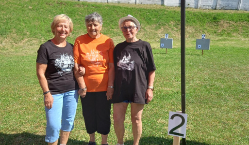 20.6.2025. Najmenší okres strieborný v Lubeniku. 20.6.2025. Najmenší okres strieborný v Lubeniku. 20.6.2025 sa uskutočnili krajské športové hry Jednoty dôchodcov na Slovensku v Lubeniku. Zišli sa tu desiatky aktívnych seniorov z 12 okresov BBSK. Náš okres Banská Štiavnica ako najmenší okres získal striebro v celkovom hodnotení a zlato nám ušlo len o pár bodov. Za okres nastúpilo 9 členov ZO JDS Štiavnické Bane. Tentokrát nás podporil aj pán starosta, Stanislav Neuschl a obetavo nás odviezol do Lubenika, čo je 2,5 hodiny jazdy. Sme za to veľmi vďační a poďakovali sme sa výbornými výsledkami a ziskom 5 zlatých, 4 strieborných a 2 bronzových medailí. Ďakujem a GRATULUJEM našim členom za výbornú reprezentáciu a celkové druhé miesto v BBSK. Som hrdá na našich aktívnych členov, ktorí robia výborné meno nielen našej JDS, ale aj obci a celému regiónu. 20.6.2025. Najmenší okres strieborný v Lubeniku. 20.6.2025. Najmenší okres strieborný v Lubeniku. 20.6.2025 sa uskutočnili krajské športové hry Jednoty dôchodcov na Slovensku v Lubeniku. Zišli sa tu desiatky aktívnych seniorov z 12 okresov BBSK. Náš okres Banská Štiavnica ako najmenší okres získal striebro v celkovom hodnotení a zlato nám ušlo len o pár bodov. Za okres nastúpilo 9 členov ZO JDS Štiavnické Bane. Tentokrát nás podporil aj pán starosta, Stanislav Neuschl a obetavo nás odviezol do Lubenika, čo je 2,5 hodiny jazdy. Sme za to veľmi vďační a poďakovali sme sa výbornými výsledkami a ziskom 5 zlatých, 4 strieborných a 2 bronzových medailí. Ďakujem a GRATULUJEM našim členom za výbornú reprezentáciu a celkové druhé miesto v BBSK. Som hrdá na našich aktívnych členov, ktorí robia výborné meno nielen našej JDS, ale aj obci a celému regiónu.