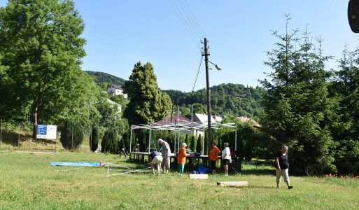 26.6.2025 Piargska Strela – streľby. 26.6.2025 Piargska Strela – streľby. Dnes pokračoval súťažný päťboj v disciplínach streľba zo vzduchovky a lukostreľba. Sme radi, že sa na otvorení zúčastnil podpredseda BBSK a poslanec B. Štiavnice Mikuláš Pál, pretože tento projekt realizujeme s finančnou podporou BBSK. Pozvanie na otvorenie súťaže prijal aj pán starosta Š. Baní, Stanislav Neuschl, pretože aktivity našich členov sú v spolupráci s obcou a všetci máme radosť, že úspešne reprezentujeme nielen našu JDS, ale aj obec a celý región. Ďakujeme za podporu. Na začiatku sme prítomným predstavili našich členov, ktorí reprezentovali JDS za okres B. Štiavnica na krajských športových hrách 20.6. v Lubeniku a získali striebro za celé družstvo. Pripravili sme pre nich aj darček – bowlingový poukaz v Cosmopolitane. Keďže bolo teplo, ráno sme postavili krycie stany, vysvetlili pravidlá a postup súťaže. Po krátkom tréningu sa už súťažilo s plným nasadením. Aj nováčikom sa darilo, o to väčšiu radosť mali z dosiahnutých výsledkov. Za odmenu sme si v altánku pripravili pohostenie a mali sme príjemný úspešný aktívny deň. Ďakujem všetkým organizátorom, pomocníkom, ktorí akciu pripravili a pánovi riaditeľovi ZŠ s MŠ M. Hella Pavlovi Michalovi, ktorý nám uvoľnil ako pomocníka Rasťa Šoreka, Ďakujem športovcom za športové nasadenie a výsledky – každým tréningom to bude len lepšie. 26.6.2025 Piargska Strela – streľby. 26.6.2025 Piargska Strela – streľby. Dnes pokračoval súťažný päťboj v disciplínach streľba zo vzduchovky a lukostreľba. Sme radi, že sa na otvorení zúčastnil podpredseda BBSK a poslanec B. Štiavnice Mikuláš Pál, pretože tento projekt realizujeme s finančnou podporou BBSK. Pozvanie na otvorenie súťaže prijal aj pán starosta Š. Baní, Stanislav Neuschl, pretože aktivity našich členov sú v spolupráci s obcou a všetci máme radosť, že úspešne reprezentujeme nielen našu JDS, ale aj obec a celý región. Ďakujeme za podporu. Na začiatku sme prítomným predstavili našich členov, ktorí reprezentovali JDS za okres B. Štiavnica na krajských športových hrách 20.6. v Lubeniku a získali striebro za celé družstvo. Pripravili sme pre nich aj darček – bowlingový poukaz v Cosmopolitane. Keďže bolo teplo, ráno sme postavili krycie stany, vysvetlili pravidlá a postup súťaže. Po krátkom tréningu sa už súťažilo s plným nasadením. Aj nováčikom sa darilo, o to väčšiu radosť mali z dosiahnutých výsledkov. Za odmenu sme si v altánku pripravili pohostenie a mali sme príjemný úspešný aktívny deň. Ďakujem všetkým organizátorom, pomocníkom, ktorí akciu pripravili a pánovi riaditeľovi ZŠ s MŠ M. Hella Pavlovi Michalovi, ktorý nám uvoľnil ako pomocníka Rasťa Šoreka, Ďakujem športovcom za športové nasadenie a výsledky – každým tréningom to bude len lepšie.