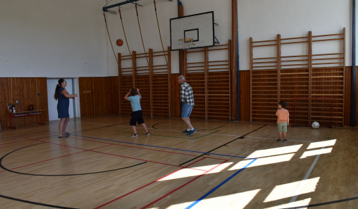 2.7.2025 Piargska Strela –stolný tenis. 2.7.2025 Piargska Strela –stolný tenis. Dnes pokračoval súťažný päťboj v disciplíne stolný tenis v kategóriách ženy, muži a podľa veku do a nad 70 rokov. Aj keď kvôli teplému počasiu prišlo trochu menej športovcov, my skalní sme si výborne zahrali a tešíme sa, že s každým zápasom sa naši hráči zlepšujú. Súťaž Piargska Strela realizujeme s finančnou podporou BBSK, za čo sme veľmi vďační, a tak naši úspešní športovci budú na jeseň odmenení aj vecnými cenami. Naša vďaka patrí aj ZŠ s MŠ M. Hella na čele s pánom riaditeľom Pavlom Michalom za výbornú spoluprácu, poskytnutie telocvične na súťaže. Ako je už naším zvykom, po výdatnom športovom výkone sme mali obed v obľúbenom penzióne Vindšachta, kde sa o nás vždy výborne postarajú. Za odmenu sme si v altánku pripravili pohostenie a mali sme príjemný úspešný aktívny deň. Ďakujem všetkým organizátorom, pomocníkom, ktorí akciu pripravili a športovcom za športové nasadenie a výsledky. Pohyb je život, a preto sa športu venujeme celý rok. Zároveň týmto pozývame aktívnych seniorov do našej ZO, kde nájdu priestor na realizáciu vo všetkých oblastiach.