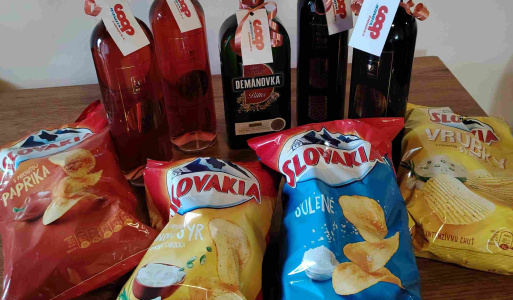 10.11.2025 Krajské majstrovstvá JDS v bowlingu v Hokovciach. 10.11.2025 Krajské majstrovstvá JDS v bowlingu v Hokovciach. Tento rok sa naša ZO JDS podujala zorganizovať v spolupráci s KO JDS BB bowlingový turnaj – krajské majstrovstvá. Bowling si získava čoraz viac priaznivcov medzi seniormi, a preto sa tešíme zo zisku striebra pre okres B. Štiavnica, ktorí reprezentovali naši členovia. Získali sme 3 strieborné a 1 bronzovú medailu. Na turnaj sme vybrali netradične miesto mimo náš okres, v Parkhoteli Hokovce. Poznáme tieto priestory so 6 bowlingovými dráhami a výbornou kuchyňou, preto sme verili, že seniorom sa tu bude páčiť a hlavne dobre hrať. Privítali sme 44 seniorov zo 6 okresov, zopakovali sme si pravidlá, rozdelili hráčov do skupín na dráhy a začali športové súboje v 4 kategóriách. Rodina Píriová sa o nás výborne postarala, mali sme pohodlie a chutné pohostenie. Výhodou bola aj možnosť vytlačiť tabuľky zo súťaže, čo nám uľahčilo prácu a ľahšie sa nám sčítali výsledné body. V súťaži sme ocenili jednotlivcov aj okresy v BBSK. Vďaka patrí aj KO JDS za podporu akcie, tajomníkovi Milanovi Hašanovi, ktorý pripravil diplomy a priamo po súťaži ich vytlačil aj s menami víťazov. Predseda KO JDS Jožko Tokár zase zabezpečil medaile a športové poháre pre víťazné okresy. Vďaka podpore COOP Jednota Žarnovica sme mohli odovzdať víťazom aj vecné ceny. Ako je už zvykom, seniori vždy športujú s plným nasadením a dosiahli aj vynikajúce výsledky. Musíme pochváliť športovcov z okresu Revúca, kde dosiahli výsledky aj nad 150 bodov. Gratulujeme nielen víťazom, ale všetkým účastníkom, pretože prekonávajú samých seba svojou aktívnou účasť na športových aktivitách. Všetci sme končili súťaže presvedčením, že budúci rok si turnaj znova zopakujeme. Parkhotel pre nás pripravil aj príjemný večer – kačacie hody v kaštieľskej pivnici s ochutnávkou vína. Samozrejme naša vďaka patrí aj pánu starostovi Stanislavovi Neuschlovi za podporu aktivít ZO JDS Š. Bane. Vďaka za úspešný deň všetkým, ktorí sa podieľali na jeho priebehu a úspechu. 10.11.2025 Krajské majstrovstvá JDS v bowlingu v Hokovciach. 10.11.2025 Krajské majstrovstvá JDS v bowlingu v Hokovciach. Tento rok sa naša ZO JDS podujala zorganizovať v spolupráci s KO JDS BB bowlingový turnaj – krajské majstrovstvá. Bowling si získava čoraz viac priaznivcov medzi seniormi, a preto sa tešíme zo zisku striebra pre okres B. Štiavnica, ktorí reprezentovali naši členovia. Získali sme 3 strieborné a 1 bronzovú medailu. Na turnaj sme vybrali netradične miesto mimo náš okres, v Parkhoteli Hokovce. Poznáme tieto priestory so 6 bowlingovými dráhami a výbornou kuchyňou, preto sme verili, že seniorom sa tu bude páčiť a hlavne dobre hrať. Privítali sme 44 seniorov zo 6 okresov, zopakovali sme si pravidlá, rozdelili hráčov do skupín na dráhy a začali športové súboje v 4 kategóriách. Rodina Píriová sa o nás výborne postarala, mali sme pohodlie a chutné pohostenie. Výhodou bola aj možnosť vytlačiť tabuľky zo súťaže, čo nám uľahčilo prácu a ľahšie sa nám sčítali výsledné body. V súťaži sme ocenili jednotlivcov aj okresy v BBSK. Vďaka patrí aj KO JDS za podporu akcie, tajomníkovi Milanovi Hašanovi, ktorý pripravil diplomy a priamo po súťaži ich vytlačil aj s menami víťazov. Predseda KO JDS Jožko Tokár zase zabezpečil medaile a športové poháre pre víťazné okresy. Vďaka podpore COOP Jednota Žarnovica sme mohli odovzdať víťazom aj vecné ceny. Ako je už zvykom, seniori vždy športujú s plným nasadením a dosiahli aj vynikajúce výsledky. Musíme pochváliť športovcov z okresu Revúca, kde dosiahli výsledky aj nad 150 bodov. Gratulujeme nielen víťazom, ale všetkým účastníkom, pretože prekonávajú samých seba svojou aktívnou účasť na športových aktivitách. Všetci sme končili súťaže presvedčením, že budúci rok si turnaj znova zopakujeme. Parkhotel pre nás pripravil aj príjemný večer – kačacie hody v kaštieľskej pivnici s ochutnávkou vína. Samozrejme naša vďaka patrí aj pánu starostovi Stanislavovi Neuschlovi za podporu aktivít ZO JDS Š. Bane. Vďaka za úspešný deň všetkým, ktorí sa podieľali na jeho priebehu a úspechu.