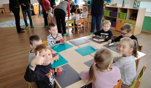 19.11.22025 Vianočné ozdoby v MŠ 1.Mája 19.11.22025 Vianočné ozdoby v MŠ 1.Mája. Podobne ako minulý rok, aj tento rok sme strávili príjemný deň s predškolákmi v MŠ 1.Mája pri výrobe vianočných ozdôb. Na začiatku predsedníčka ZO JDS Štiavnické Bane odovzdala darčeky do triedy (perá a tašku s naším logom sovičky) kalendár aj s fotografiami zo spoločných akcií s deťmi. Aj deti si pre nás pripravili darček – krásne vianočné pozdravy, ktoré nás veľmi potešili. Potom sme s deťmi najprv vyvaľkali hmotu a vykrajovali rôzne tvary vianočných ozdôb a niektoré sme ďalej ozdobovali. Sme radi, že máme takú výbornú spoluprácu s pani učiteľkami Jankou Sámelovou a Jankou Tulipánovou, že tak krásne pracujú s deťmi a vedú ich k tvorivosti. Naša aktivita bude pokračovať 8.12., kedy budeme s deťmi piecť a zdobiť medovníčky. 19.11.22025 Vianočné ozdoby v MŠ 1.Mája 19.11.22025 Vianočné ozdoby v MŠ 1.Mája. Podobne ako minulý rok, aj tento rok sme strávili príjemný deň s predškolákmi v MŠ 1.Mája pri výrobe vianočných ozdôb. Na začiatku predsedníčka ZO JDS Štiavnické Bane odovzdala darčeky do triedy (perá a tašku s naším logom sovičky) kalendár aj s fotografiami zo spoločných akcií s deťmi. Aj deti si pre nás pripravili darček – krásne vianočné pozdravy, ktoré nás veľmi potešili. Potom sme s deťmi najprv vyvaľkali hmotu a vykrajovali rôzne tvary vianočných ozdôb a niektoré sme ďalej ozdobovali. Sme radi, že máme takú výbornú spoluprácu s pani učiteľkami Jankou Sámelovou a Jankou Tulipánovou, že tak krásne pracujú s deťmi a vedú ich k tvorivosti. Naša aktivita bude pokračovať 8.12., kedy budeme s deťmi piecť a zdobiť medovníčky.